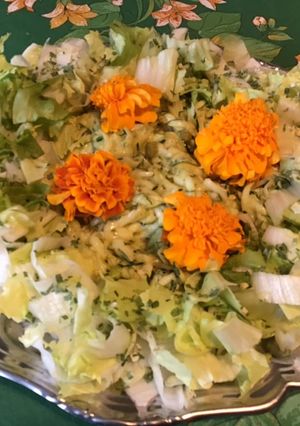 Une photo de Salade de courgettes râpées,scarole et tagetes (sauce curry)