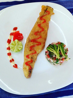 Una foto de Filetitos rebozados y pico de gallo fresco