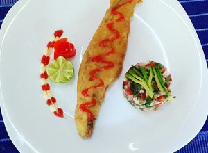 Una foto de Filetitos rebozados y pico de gallo fresco