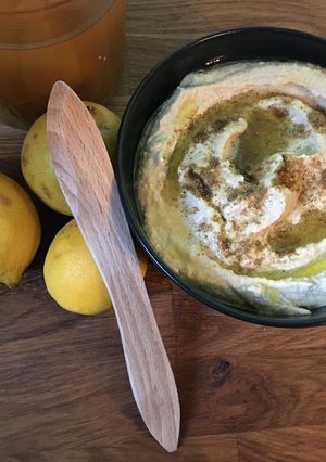 Zdjęcie przepisu Hummus z kiszoną cytryna.