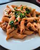 Fideos con salsa cremosa y tomates