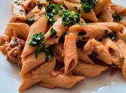 Una foto de pasta de tomates cherry