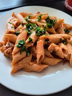 Una foto de Fideos con salsa cremosa y tomates