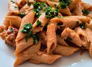Una foto de Fideos con salsa cremosa y tomates