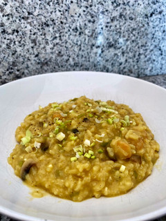 Una foto de Risotto de calabacín, champiñón, gambas y queso mahón