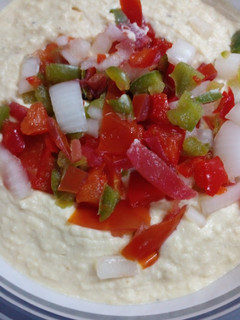 Una foto de Hummus con criollita