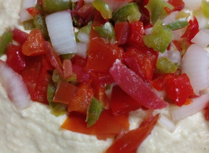 Una foto de Hummus con criollita