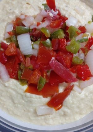 Una foto de Hummus con criollita