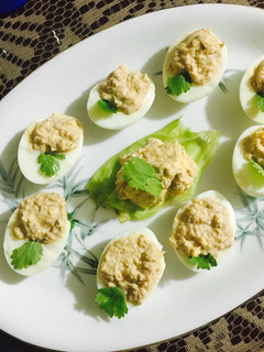 Una foto de Huevos duros rellenos de atún