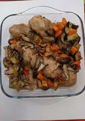 Una foto de Jamoncitos de pollo con verduras y shiitake