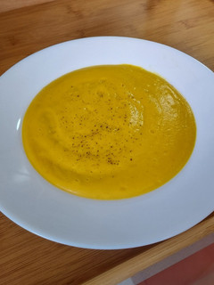 Una foto de Crema de calabaza, zanahoria, coco y curry