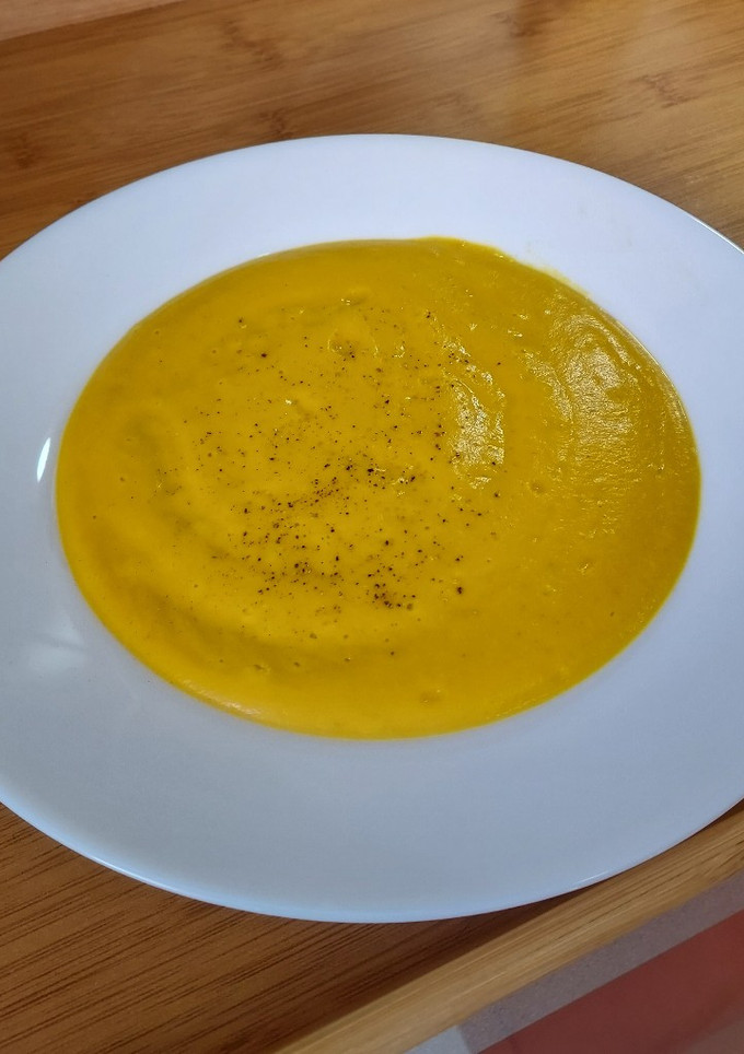 Una foto de Crema de calabaza, zanahoria, coco y curry