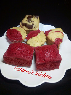 A picture of Red velvet plus combination cake.
