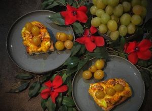 Foto di Quartirolo speziato al forno con uva noci e miele di arancio