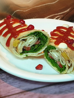 A picture of Khubz jarjeer salad rolls.