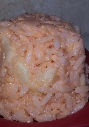 Una foto de Arroz, palmitos, salsa golf, rica y fácil