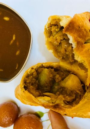 A picture of Samosa with instant amchur chutney.