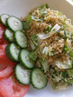 Una foto de Quinoa cocida con espinaca y lechuga