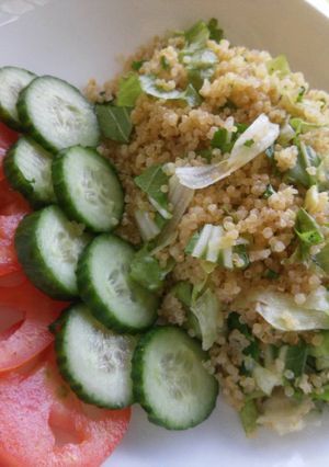 Una foto de Quinoa cocida con espinaca y lechuga