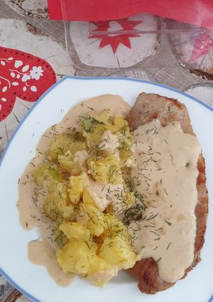 O poză a rețetei Cotlet de porc cu sos de ceapă și cartofi natur.