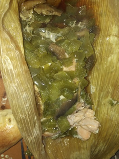 Una foto de Salmón en hoja de maíz 🐟🌽
