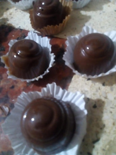 Una foto de Bombones de chocolate rellenos de dulce de leche