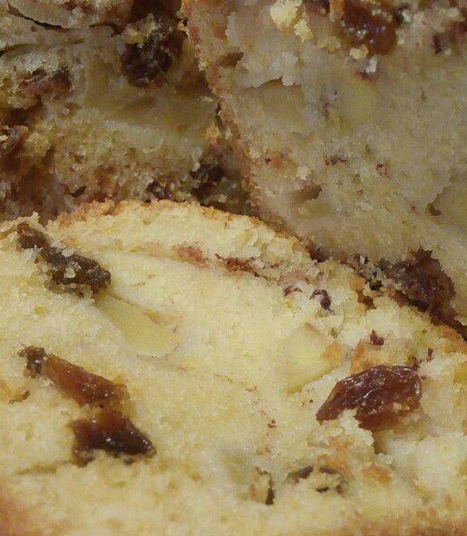 Una foto de Budín inglés con pasas y manzanas