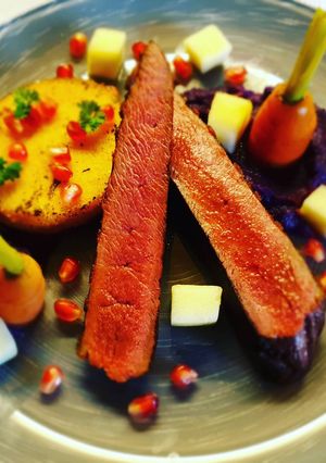 Rosé kacsamell, vajas fokhagymás polenta, lilakáposzta püré recept fotója
