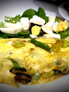 Una foto de Tortilla de ajetes, trigueros y setas