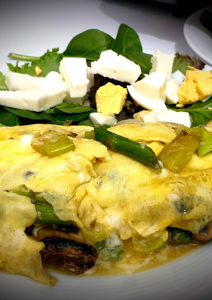 Una foto de Tortilla de ajetes, trigueros y setas