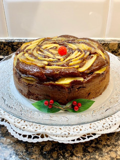 Una foto de Pastel de chocolate y pera caramelizada al ron