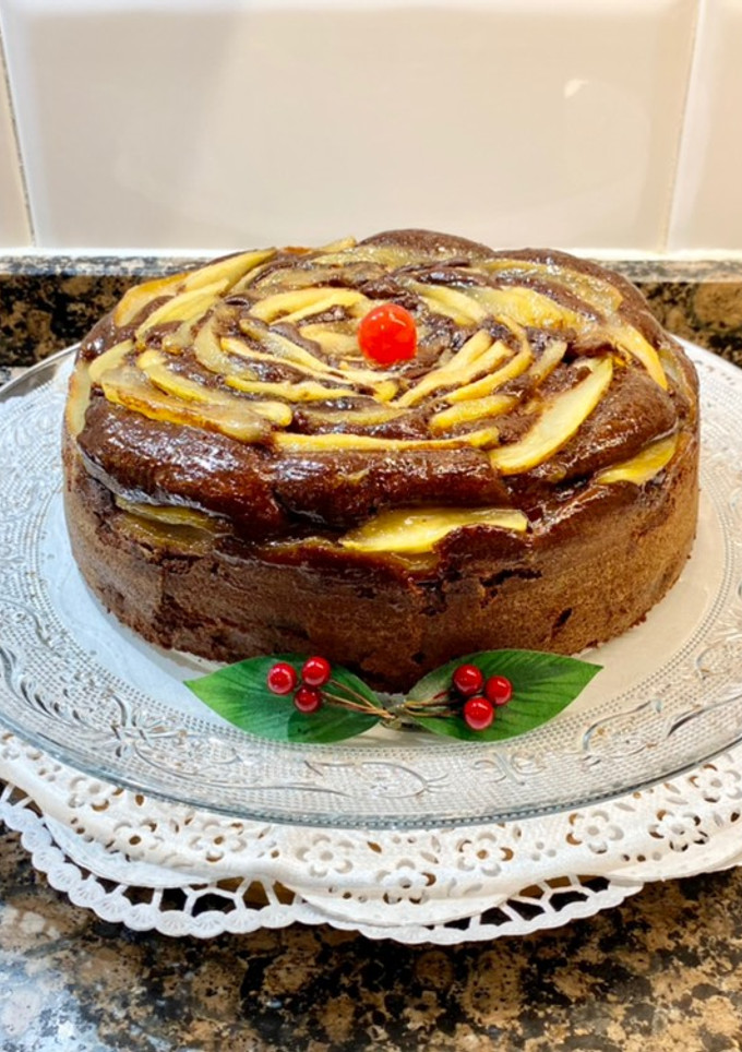 Una foto de Pastel de chocolate y pera caramelizada al ron