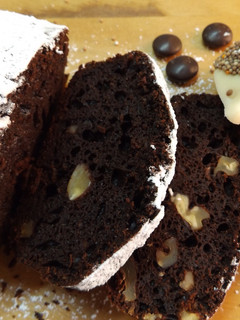 Una foto de Bizcocho de cacao y nueces con vermú