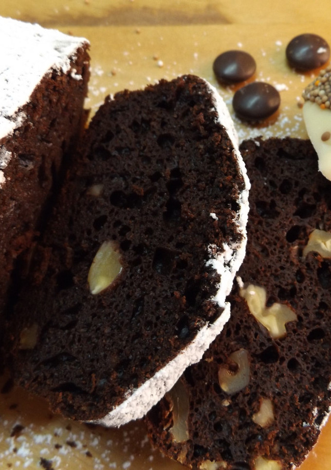 Una foto de Bizcocho de cacao y nueces con vermú