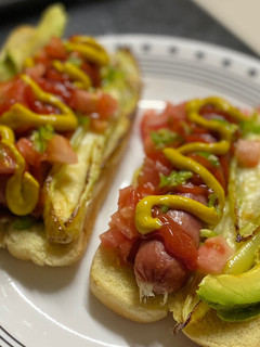Una foto de Hot dog con chile güero y aguacate - Freidora de aire