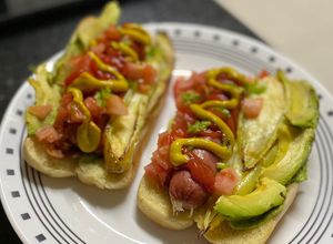 Una foto de Hot dog con chile güero y aguacate - Freidora de aire