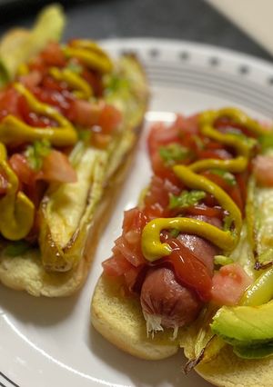 Una foto de Hot dog con chile güero y aguacate - Freidora de aire