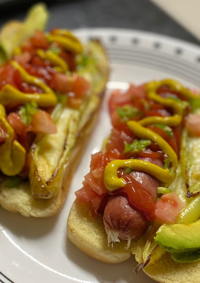 Una foto de Hot dog con chile güero y aguacate - Freidora de aire