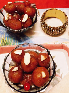 ब्रेड गुलाब जामुन (Bread Gulab Jamun recipe in Hindi) रेसिपी मुख्य फोटो