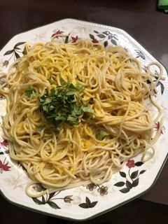 Una foto de Espaguetis con salsa de almendras y albahaca fresca