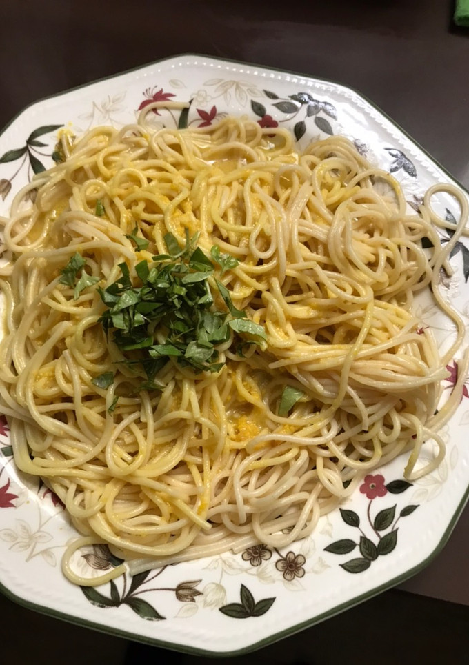 Una foto de Espaguetis con salsa de almendras y albahaca fresca