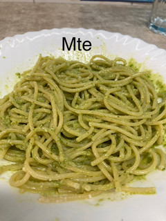 Una foto de Espaguetis al pesto Mte