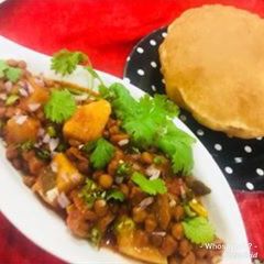 A picture of Whosayna’s Chana Masala and Puri.