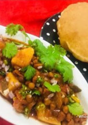 A picture of Whosayna’s Chana Masala and Puri.