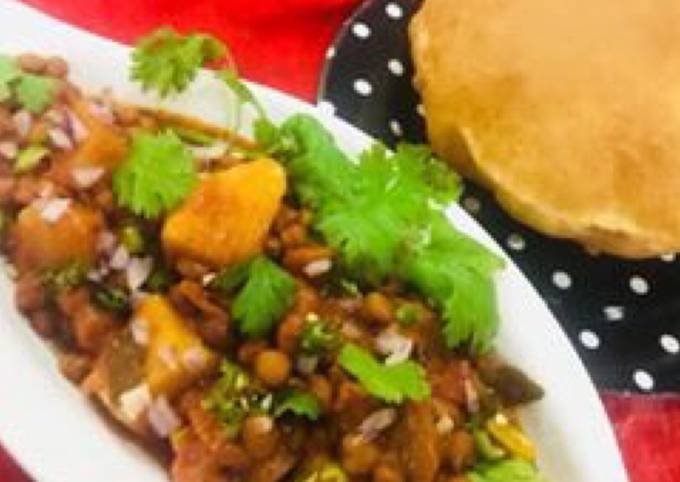 Recipe of Super Quick Homemade Whosayna’s Chana Masala and Puri