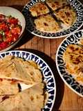 Quesadillas de jamón ibérico, tinga de pollo y setas con pico de gallo
