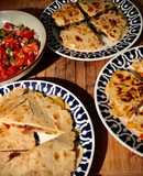 Quesadillas de jamón ibérico, tinga de pollo y setas con pico de gallo