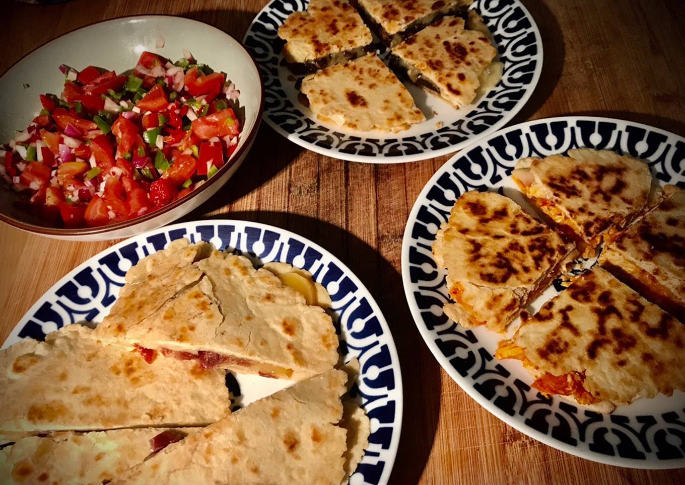 Quesadillas de jamón ibérico, tinga de pollo y setas con pico de gallo