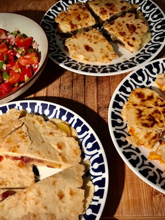 Una foto de Quesadillas de jamón ibérico, tinga de pollo y setas con pico de gallo