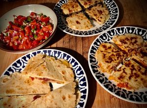 Foto principal de Quesadillas de jamón ibérico, tinga de pollo y setas con pico de gallo